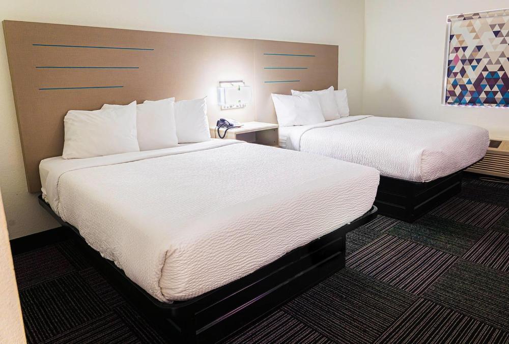 Queen Room with Two Queen Beds - Non-Smoking interior