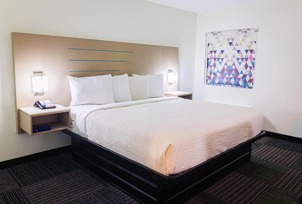 King Room - Non-Smoking interior
